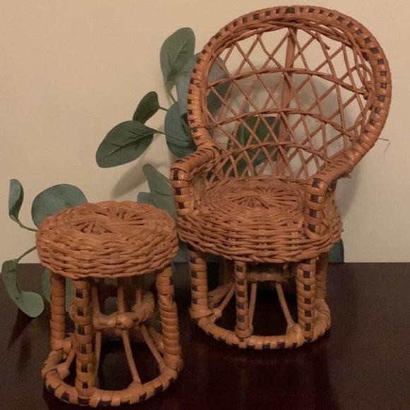 📌 Vintage Rattan Wicker Peacock
Doll Chair & Ottoman Plant Stand High Back Mini - Picture 6 of 6